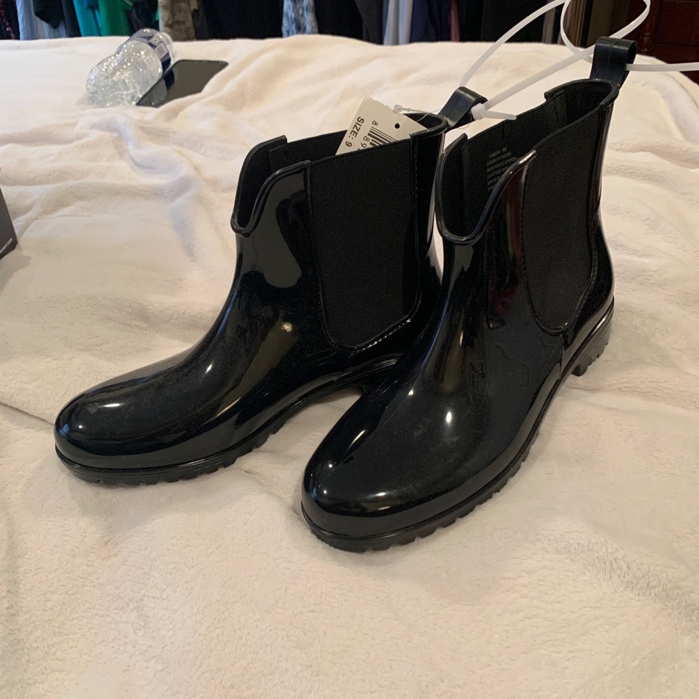 Black ankle rain boot